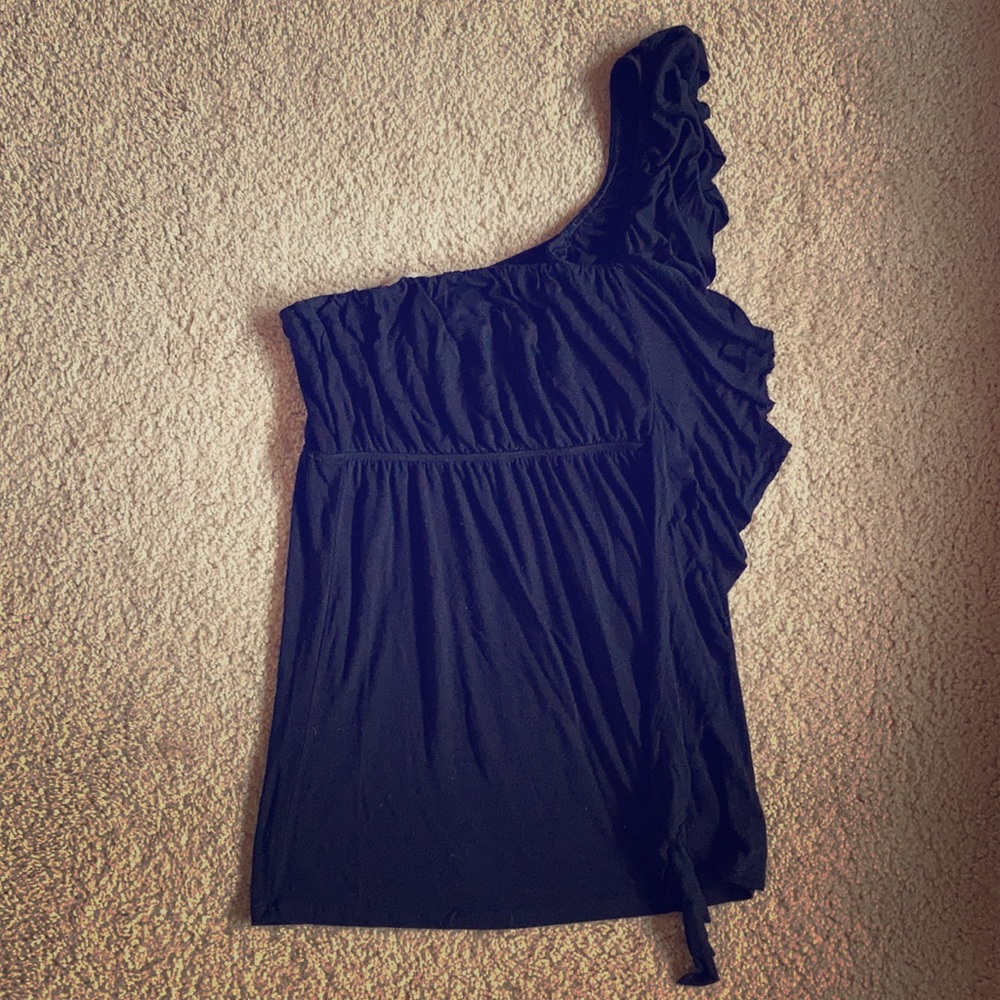Asymmetrical one shoulder shirt.